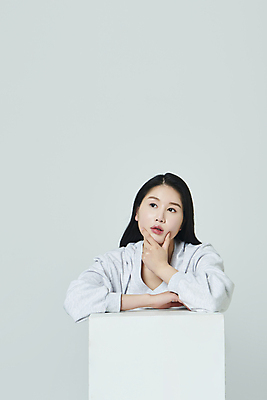 포토 JPG 스튜디오촬영 우먼라이프 응시 여자 대학생 회색배경 실내 한명 상반신 20대 성인 앞모습 캐주얼 캠퍼스라이프 기댐 턱괴기 한국인 고민 성인여자한명만 국내포토 1 학생 라이프스타일 시선 옷 감정 뷰포인트 백그라운드 모션 사람 동양인 청년 내부 회색 여자한명만 성인여자만 파일형식