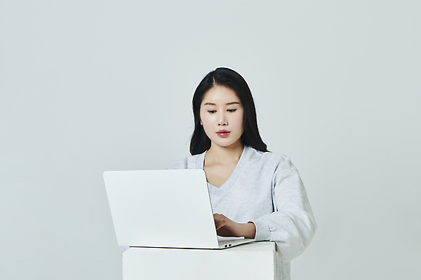 포토 JPG 스튜디오촬영 우먼라이프 응시 여자 대학생 회색배경 실내 한명 상반신 20대 성인 앞모습 캐주얼 노트북 캠퍼스라이프 한국인 성인여자한명만 국내포토 1 학생 라이프스타일 시선 옷 뷰포인트 백그라운드 사람 동양인 청년 내부 전자제품 회색 여자한명만 성인여자만 파일형식