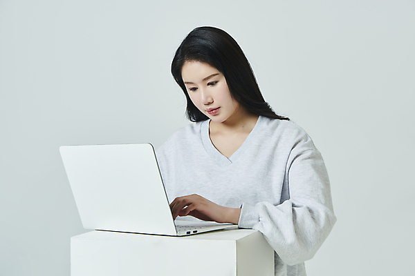 포토 JPG 스튜디오촬영 우먼라이프 응시 여자 대학생 회색배경 실내 한명 상반신 20대 성인 앞모습 캐주얼 노트북 캠퍼스라이프 한국인 성인여자한명만 국내포토 1 학생 라이프스타일 시선 옷 뷰포인트 백그라운드 사람 동양인 청년 내부 전자제품 회색 여자한명만 성인여자만 파일형식