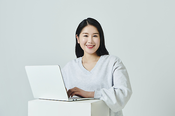 포토 JPG 스튜디오촬영 우먼라이프 응시 여자 대학생 회색배경 실내 한명 미소 상반신 20대 성인 앞모습 캐주얼 노트북 캠퍼스라이프 한국인 성인여자한명만 국내포토 1 학생 라이프스타일 시선 옷 뷰포인트 백그라운드 표정 사람 동양인 청년 내부 전자제품 회색 여자한명만 성인여자만 파일형식