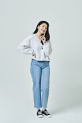 포토 JPG 스튜디오촬영 전신 우먼라이프 응시 여자 대학생 회색배경 실내 한명 서기 미소 손짓 20대 성인 앞모습 캐주얼 캠퍼스라이프 한국인 비밀 쉿 성인여자한명만 국내포토 1 학생 라이프스타일 시선 옷 뷰포인트 백그라운드 컨셉 모션 표정 사람 동양인 청년 내부 회색 조용 여자한명만 성인여자만 파일형식