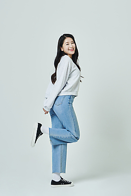 포토 JPG 스튜디오촬영 전신 우먼라이프 응시 여자 대학생 포즈 회색배경 실내 한명 미소 20대 성인 옆모습 캐주얼 캠퍼스라이프 활발 한국인 다리들기 한발서기 성인여자한명만 국내포토 1 학생 라이프스타일 시선 옷 뷰포인트 백그라운드 컨셉 모션 표정 서기 사람 동양인 청년 내부 회색 여자한명만 성인여자만 파일형식