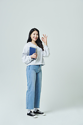 포토 JPG 스튜디오촬영 전신 우먼라이프 응시 여자 대학생 회색배경 실내 한명 서기 미소 들기 20대 성인 옆모습 책 캐주얼 캠퍼스라이프 한국인 OK 성인여자한명만 국내포토 1 학생 라이프스타일 시선 옷 뷰포인트 백그라운드 모션 표정 사람 동양인 손짓 청년 내부 회색 여자한명만 성인여자만 파일형식