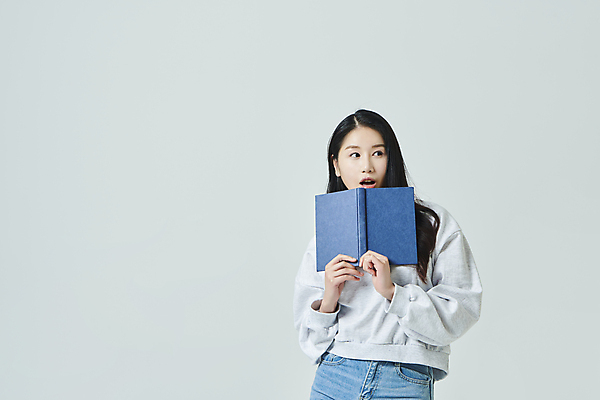 포토 JPG 스튜디오촬영 우먼라이프 응시 여자 대학생 회색배경 실내 한명 들기 상반신 20대 성인 앞모습 책 캐주얼 캠퍼스라이프 놀람 한국인 성인여자한명만 국내포토 1 학생 라이프스타일 시선 옷 감정 뷰포인트 백그라운드 모션 표정 사람 동양인 청년 내부 회색 여자한명만 성인여자만 파일형식