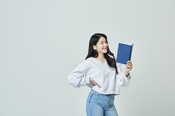 포토 JPG 스튜디오촬영 우먼라이프 응시 여자 대학생 허리손 회색배경 실내 한명 미소 들기 상반신 20대 성인 옆모습 책 캐주얼 독서 캠퍼스라이프 한국인 성인여자한명만 국내포토 1 학생 라이프스타일 시선 옷 뷰포인트 포즈 백그라운드 모션 표정 사람 동양인 청년 내부 회색 여자한명만 성인여자만 파일형식