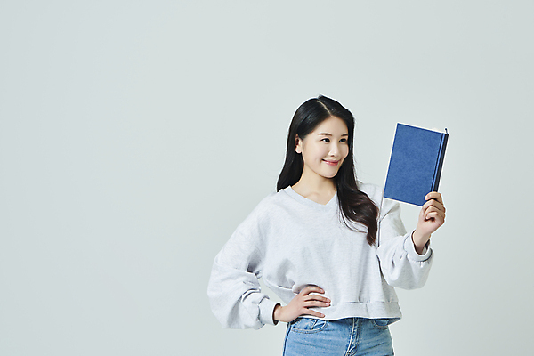 포토 JPG 스튜디오촬영 우먼라이프 응시 여자 대학생 허리손 회색배경 실내 한명 미소 들기 상반신 20대 성인 옆모습 책 캐주얼 독서 캠퍼스라이프 한국인 성인여자한명만 국내포토 1 학생 라이프스타일 시선 옷 뷰포인트 포즈 백그라운드 모션 표정 사람 동양인 청년 내부 회색 여자한명만 성인여자만 파일형식