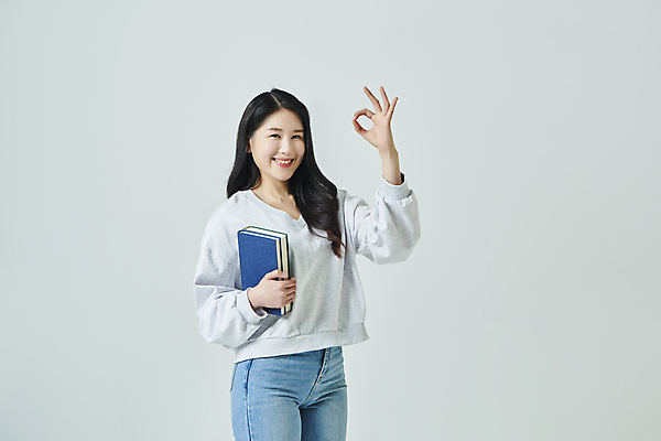 포토 JPG 스튜디오촬영 우먼라이프 응시 여자 대학생 회색배경 실내 한명 미소 들기 상반신 20대 성인 옆모습 책 캐주얼 캠퍼스라이프 한국인 OK 성인여자한명만 국내포토 1 학생 라이프스타일 시선 옷 뷰포인트 백그라운드 모션 표정 사람 동양인 손짓 청년 내부 회색 여자한명만 성인여자만 파일형식