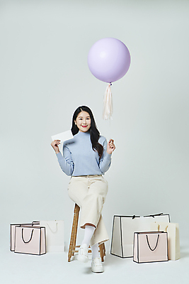 포토 JPG 스튜디오촬영 전신 우먼라이프 응시 여자 의자 회색배경 실내 한명 미소 들기 앉기 20대 성인 앞모습 쇼핑 쇼핑백 한국인 쿠폰 풍선 풍선잡기 성인여자한명만 국내포토 1 라이프스타일 시선 뷰포인트 가구 백그라운드 가방 모션 표정 사람 동양인 청년 내부 회색 잡기 여자한명만 성인여자만 파일형식