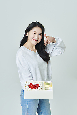 포토 JPG 스튜디오촬영 우먼라이프 응시 여자 꽃 지폐 회색배경 실내 한명 미소 들기 상반신 20대 성인 앞모습 옆모습 선물상자 한국인 하트 가리킴 5월행사 오만원 돈상자 성인여자한명만 국내포토 모양 식물 1 라이프스타일 시선 뷰포인트 백그라운드 돈 모션 표정 선물 사람 동양인 손짓 이벤트 청년 내부 상자 회색 5월 여자한명만 성인여자만 파일형식