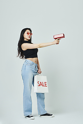 포토 JPG 스튜디오촬영 전신 우먼라이프 응시 여자 회색배경 실내 한명 서기 들기 20대 성인 옆모습 쇼핑 선글라스 쇼핑백 세일 한국인 조준 총쏘기 성인여자한명만 머니건 국내포토 1 라이프스타일 시선 안경 뷰포인트 백그라운드 돈 가방 모션 사람 동양인 청년 내부 회색 총 여자한명만 성인여자만 파일형식