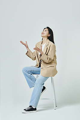 포토 JPG 스튜디오촬영 전신 우먼라이프 여자 의자 회색배경 실내 한명 미소 앉기 손짓 20대 성인 옆모습 쇼핑 한국인 올려보기 성인여자한명만 국내포토 1 라이프스타일 뷰포인트 가구 백그라운드 모션 표정 사람 동양인 청년 내부 회색 여자한명만 성인여자만 파일형식