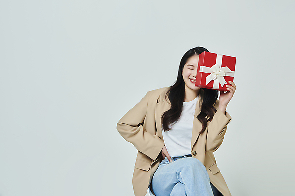 포토 JPG 스튜디오촬영 우먼라이프 여자 허리손 회색배경 실내 한명 미소 들기 앉기 상반신 20대 성인 앞모습 선물상자 쇼핑 눈감음 한국인 눈가림 성인여자한명만 국내포토 1 라이프스타일 뷰포인트 포즈 백그라운드 모션 표정 선물 사람 동양인 청년 내부 상자 회색 가림 여자한명만 성인여자만 파일형식