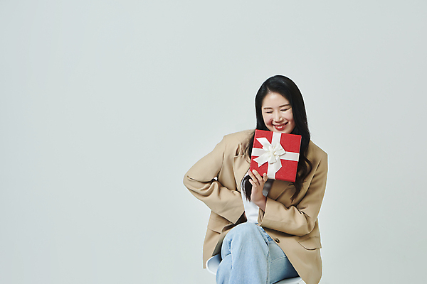 포토 JPG 스튜디오촬영 우먼라이프 여자 허리손 회색배경 실내 한명 미소 들기 앉기 상반신 20대 성인 앞모습 선물상자 쇼핑 눈감음 한국인 성인여자한명만 국내포토 1 라이프스타일 뷰포인트 포즈 백그라운드 모션 표정 선물 사람 동양인 청년 내부 상자 회색 여자한명만 성인여자만 파일형식