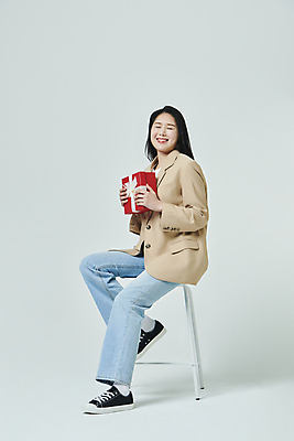 포토 JPG 스튜디오촬영 전신 우먼라이프 여자 행복 의자 회색배경 실내 한명 미소 들기 앉기 20대 성인 옆모습 선물상자 쇼핑 눈감음 한국인 성인여자한명만 국내포토 1 라이프스타일 감정 뷰포인트 가구 백그라운드 모션 표정 선물 사람 동양인 청년 내부 상자 회색 여자한명만 성인여자만 파일형식