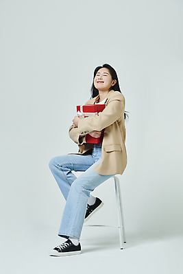 포토 JPG 스튜디오촬영 전신 우먼라이프 여자 행복 의자 안기 회색배경 실내 한명 미소 앉기 20대 성인 옆모습 선물상자 쇼핑 눈감음 한국인 성인여자한명만 국내포토 1 라이프스타일 감정 뷰포인트 가구 백그라운드 모션 표정 선물 사람 동양인 청년 내부 상자 회색 여자한명만 성인여자만 파일형식