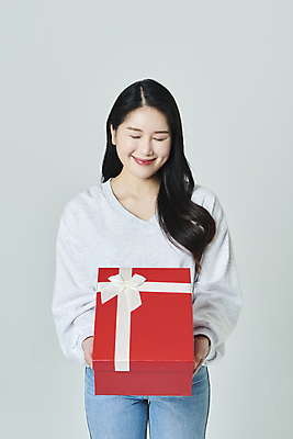 포토 JPG 스튜디오촬영 우먼라이프 여자 회색배경 실내 한명 미소 들기 상반신 20대 성인 앞모습 선물상자 쇼핑 눈감음 한국인 주기 성인여자한명만 국내포토 1 라이프스타일 뷰포인트 백그라운드 모션 표정 선물 사람 동양인 청년 내부 상자 회색 여자한명만 성인여자만 파일형식