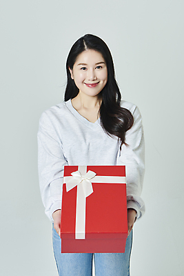 포토 JPG 스튜디오촬영 우먼라이프 응시 여자 회색배경 실내 한명 미소 들기 상반신 20대 성인 앞모습 선물상자 쇼핑 한국인 주기 성인여자한명만 국내포토 1 라이프스타일 시선 뷰포인트 백그라운드 모션 표정 선물 사람 동양인 청년 내부 상자 회색 여자한명만 성인여자만 파일형식