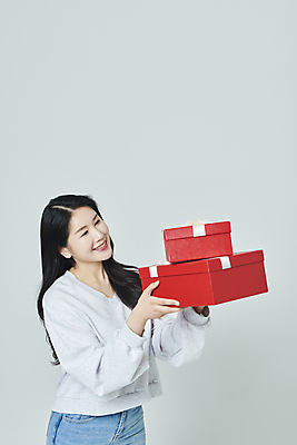 포토 JPG 스튜디오촬영 우먼라이프 응시 여자 회색배경 실내 한명 미소 들기 상반신 20대 성인 옆모습 선물상자 쇼핑 한국인 성인여자한명만 국내포토 1 라이프스타일 시선 뷰포인트 백그라운드 모션 표정 선물 사람 동양인 청년 내부 상자 회색 여자한명만 성인여자만 파일형식