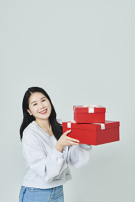 포토 JPG 스튜디오촬영 우먼라이프 응시 여자 회색배경 실내 한명 미소 들기 상반신 20대 성인 앞모습 옆모습 선물상자 쇼핑 한국인 성인여자한명만 국내포토 1 라이프스타일 시선 뷰포인트 백그라운드 모션 표정 선물 사람 동양인 청년 내부 상자 회색 여자한명만 성인여자만 파일형식