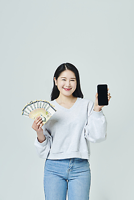 포토 JPG 스튜디오촬영 우먼라이프 응시 여자 지폐 회색배경 실내 한명 미소 들기 상반신 20대 성인 앞모습 스마트폰 쇼핑 한국인 보여주기 오만원 돈부채 성인여자한명만 국내포토 1 라이프스타일 시선 뷰포인트 백그라운드 돈 모션 표정 사람 동양인 청년 내부 핸드폰 스마트기기 회색 부채 여자한명만 성인여자만 파일형식