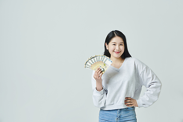 포토 JPG 스튜디오촬영 우먼라이프 응시 여자 허리손 지폐 회색배경 실내 한명 미소 들기 상반신 20대 성인 앞모습 쇼핑 한국인 오만원 돈부채 성인여자한명만 국내포토 1 라이프스타일 시선 뷰포인트 포즈 백그라운드 돈 모션 표정 사람 동양인 청년 내부 회색 부채 여자한명만 성인여자만 파일형식