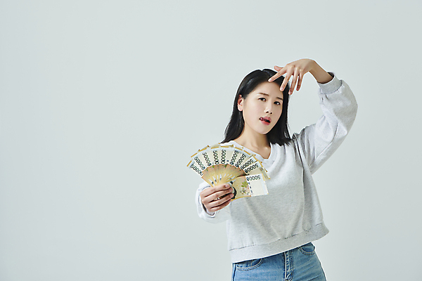 포토 JPG 스튜디오촬영 우먼라이프 여자 포즈 지폐 장난 회색배경 실내 한명 들기 손짓 상반신 20대 성인 앞모습 쇼핑 한국인 메롱 오만원 돈부채 성인여자한명만 국내포토 1 라이프스타일 뷰포인트 백그라운드 돈 모션 사람 동양인 청년 내부 회색 부채 여자한명만 성인여자만 파일형식