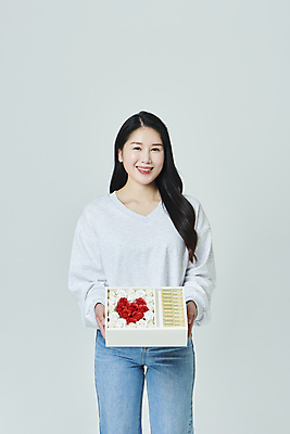 포토 JPG 스튜디오촬영 우먼라이프 응시 여자 꽃 지폐 회색배경 실내 한명 미소 들기 상반신 20대 성인 앞모습 선물상자 한국인 하트 주기 5월행사 오만원 돈상자 성인여자한명만 국내포토 모양 식물 1 라이프스타일 시선 뷰포인트 백그라운드 돈 모션 표정 선물 사람 동양인 이벤트 청년 내부 상자 회색 5월 여자한명만 성인여자만 파일형식