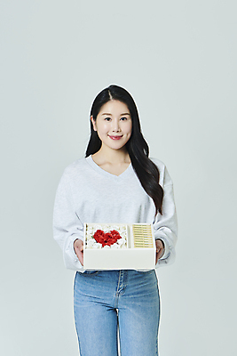 포토 JPG 스튜디오촬영 우먼라이프 응시 여자 꽃 지폐 회색배경 실내 한명 미소 들기 상반신 20대 성인 앞모습 선물상자 한국인 하트 주기 5월행사 오만원 돈상자 성인여자한명만 국내포토 모양 식물 1 라이프스타일 시선 뷰포인트 백그라운드 돈 모션 표정 선물 사람 동양인 이벤트 청년 내부 상자 회색 5월 여자한명만 성인여자만 파일형식