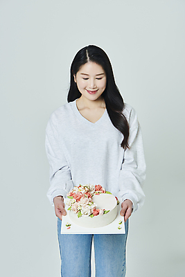 포토 JPG 스튜디오촬영 우먼라이프 응시 여자 꽃 회색배경 실내 한명 미소 들기 상반신 20대 성인 앞모습 케이크 한국인 감사 5월행사 가정의달 성인여자한명만 내려보기 국내포토 식물 1 라이프스타일 시선 감정 뷰포인트 백그라운드 모션 디저트 표정 사람 동양인 이벤트 청년 내부 회색 5월 여자한명만 성인여자만 파일형식