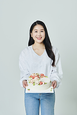 포토 JPG 스튜디오촬영 우먼라이프 응시 여자 꽃 회색배경 실내 한명 미소 들기 상반신 20대 성인 앞모습 케이크 한국인 감사 5월행사 가정의달 성인여자한명만 국내포토 식물 1 라이프스타일 시선 감정 뷰포인트 백그라운드 모션 디저트 표정 사람 동양인 이벤트 청년 내부 회색 5월 여자한명만 성인여자만 파일형식