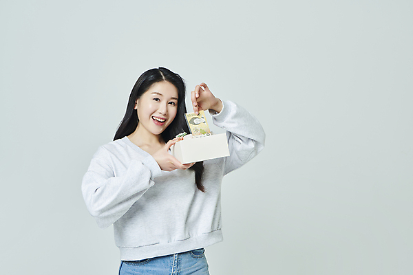 포토 JPG 스튜디오촬영 우먼라이프 응시 여자 지폐 회색배경 실내 한명 미소 들기 상반신 20대 성인 앞모습 선물상자 한국인 잡기 감사 5월행사 가정의달 오만원 꺼내기 돈상자 성인여자한명만 국내포토 1 라이프스타일 시선 감정 뷰포인트 백그라운드 돈 모션 표정 선물 사람 동양인 이벤트 청년 내부 상자 회색 5월 여자한명만 성인여자만 파일형식