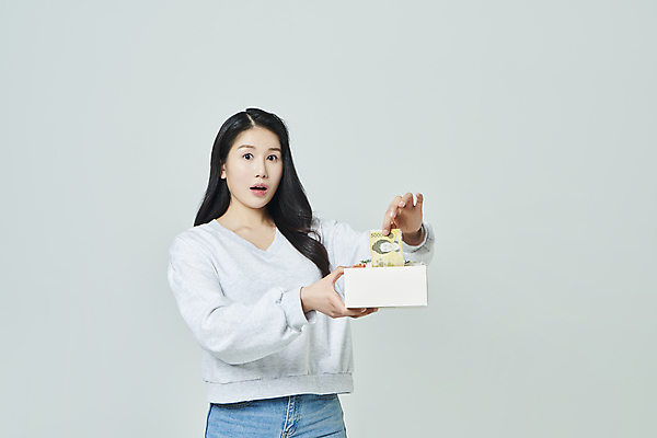 포토 JPG 스튜디오촬영 우먼라이프 응시 여자 지폐 회색배경 실내 한명 들기 상반신 20대 성인 앞모습 선물상자 놀람 한국인 잡기 감사 5월행사 가정의달 오만원 꺼내기 돈상자 성인여자한명만 국내포토 1 라이프스타일 시선 감정 뷰포인트 백그라운드 돈 모션 표정 선물 사람 동양인 이벤트 청년 내부 상자 회색 5월 여자한명만 성인여자만 파일형식