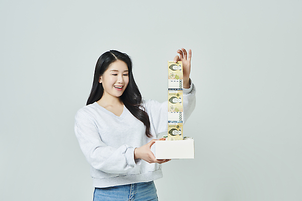 포토 JPG 스튜디오촬영 우먼라이프 응시 여자 지폐 회색배경 실내 한명 미소 들기 상반신 20대 성인 앞모습 선물상자 한국인 잡기 감사 5월행사 가정의달 오만원 꺼내기 돈상자 성인여자한명만 국내포토 1 라이프스타일 시선 감정 뷰포인트 백그라운드 돈 모션 표정 선물 사람 동양인 이벤트 청년 내부 상자 회색 5월 여자한명만 성인여자만 파일형식