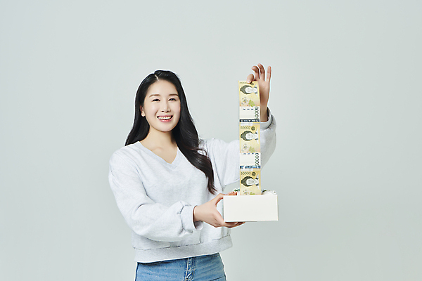 포토 JPG 스튜디오촬영 우먼라이프 응시 여자 지폐 회색배경 실내 한명 미소 들기 상반신 20대 성인 앞모습 선물상자 한국인 잡기 감사 5월행사 가정의달 오만원 꺼내기 돈상자 성인여자한명만 국내포토 1 라이프스타일 시선 감정 뷰포인트 백그라운드 돈 모션 표정 선물 사람 동양인 이벤트 청년 내부 상자 회색 5월 여자한명만 성인여자만 파일형식