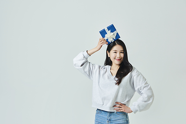 포토 JPG 스튜디오촬영 우먼라이프 응시 여자 허리손 회색배경 실내 한명 미소 들기 상반신 20대 성인 앞모습 선물상자 쇼핑 한국인 머리위 성인여자한명만 국내포토 1 라이프스타일 시선 뷰포인트 포즈 백그라운드 모션 표정 선물 사람 동양인 청년 내부 상자 회색 여자한명만 성인여자만 파일형식
