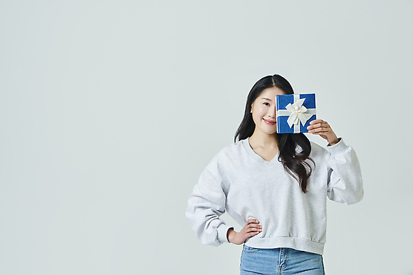 포토 JPG 스튜디오촬영 우먼라이프 응시 여자 허리손 회색배경 실내 한명 미소 들기 상반신 20대 성인 앞모습 선물상자 쇼핑 한국인 눈가림 성인여자한명만 국내포토 1 라이프스타일 시선 뷰포인트 포즈 백그라운드 모션 표정 선물 사람 동양인 청년 내부 상자 회색 가림 여자한명만 성인여자만 파일형식