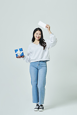 포토 JPG 스튜디오촬영 전신 우먼라이프 응시 여자 회색배경 실내 한명 서기 미소 들기 20대 성인 앞모습 선물상자 쇼핑 한국인 쿠폰 머리위 성인여자한명만 국내포토 1 라이프스타일 시선 뷰포인트 백그라운드 모션 표정 선물 사람 동양인 청년 내부 상자 회색 여자한명만 성인여자만 파일형식