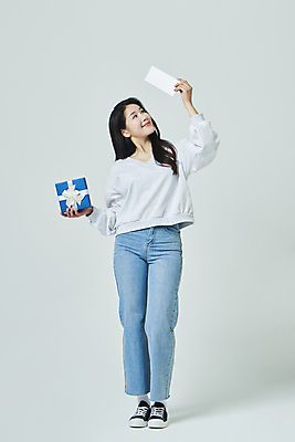 포토 JPG 스튜디오촬영 전신 우먼라이프 응시 여자 회색배경 실내 한명 서기 미소 들기 20대 성인 앞모습 선물상자 쇼핑 한국인 올려보기 쿠폰 성인여자한명만 국내포토 1 라이프스타일 시선 뷰포인트 백그라운드 모션 표정 선물 사람 동양인 청년 내부 상자 회색 여자한명만 성인여자만 파일형식