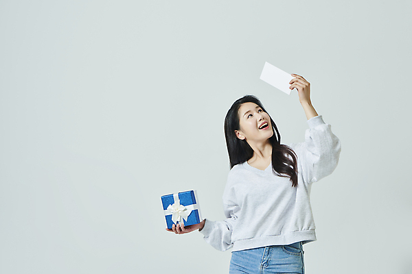 포토 JPG 스튜디오촬영 우먼라이프 응시 여자 회색배경 실내 한명 미소 들기 상반신 20대 성인 앞모습 선물상자 쇼핑 한국인 올려보기 쿠폰 성인여자한명만 국내포토 1 라이프스타일 시선 뷰포인트 백그라운드 모션 표정 선물 사람 동양인 청년 내부 상자 회색 여자한명만 성인여자만 파일형식
