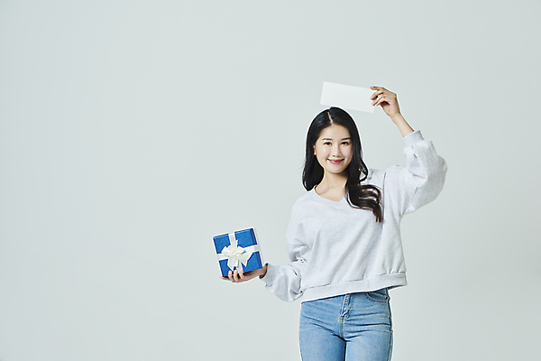 포토 JPG 스튜디오촬영 우먼라이프 응시 여자 회색배경 실내 한명 미소 들기 상반신 20대 성인 앞모습 선물상자 쇼핑 한국인 쿠폰 머리위 성인여자한명만 국내포토 1 라이프스타일 시선 뷰포인트 백그라운드 모션 표정 선물 사람 동양인 청년 내부 상자 회색 여자한명만 성인여자만 파일형식
