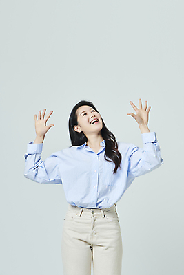 포토 JPG 스튜디오촬영 우먼라이프 응시 여자 회색배경 팔벌리기 실내 한명 미소 상반신 20대 성인 앞모습 한국인 올려보기 성인여자한명만 국내포토 1 라이프스타일 시선 뷰포인트 백그라운드 모션 표정 사람 동양인 청년 내부 회색 여자한명만 성인여자만 파일형식