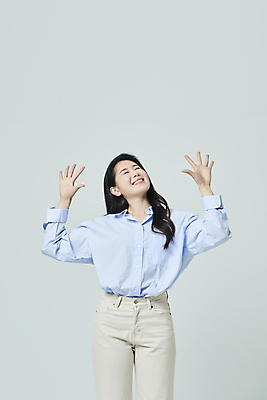 포토 JPG 스튜디오촬영 우먼라이프 여자 회색배경 팔벌리기 실내 한명 미소 상반신 20대 성인 앞모습 눈감음 한국인 올려보기 성인여자한명만 국내포토 1 라이프스타일 뷰포인트 백그라운드 모션 표정 사람 동양인 청년 내부 회색 여자한명만 성인여자만 파일형식