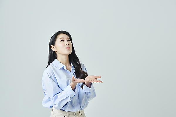 포토 JPG 스튜디오촬영 우먼라이프 응시 여자 회색배경 실내 한명 상반신 20대 성인 옆모습 한국인 올려보기 손내밀기 입내밀기 성인여자한명만 국내포토 1 라이프스타일 시선 뷰포인트 백그라운드 모션 사람 동양인 손짓 청년 내부 회색 여자한명만 성인여자만 파일형식