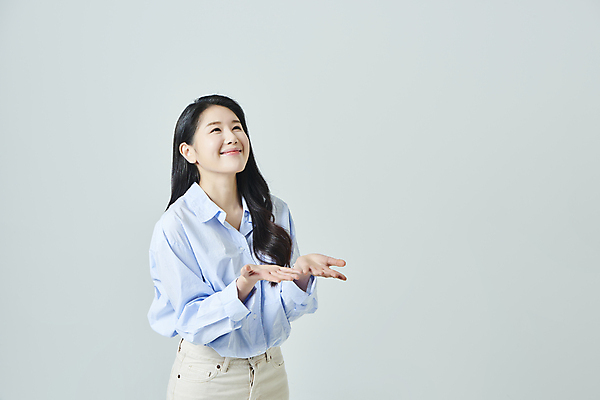 포토 JPG 스튜디오촬영 우먼라이프 응시 여자 회색배경 실내 한명 미소 상반신 20대 성인 옆모습 한국인 올려보기 손내밀기 성인여자한명만 국내포토 1 라이프스타일 시선 뷰포인트 백그라운드 모션 표정 사람 동양인 손짓 청년 내부 회색 여자한명만 성인여자만 파일형식