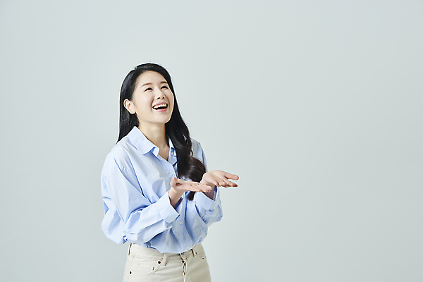 포토 JPG 스튜디오촬영 우먼라이프 응시 여자 회색배경 실내 한명 웃음 상반신 20대 성인 옆모습 한국인 올려보기 손내밀기 성인여자한명만 국내포토 1 라이프스타일 시선 뷰포인트 백그라운드 모션 표정 사람 동양인 손짓 청년 내부 회색 여자한명만 성인여자만 파일형식