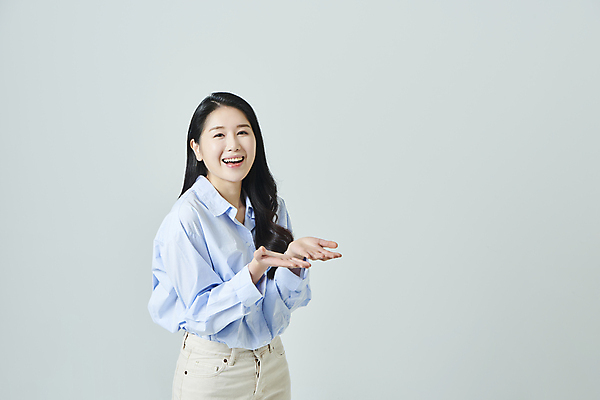 포토 JPG 스튜디오촬영 우먼라이프 응시 여자 회색배경 실내 한명 미소 상반신 20대 성인 옆모습 한국인 손내밀기 성인여자한명만 국내포토 1 라이프스타일 시선 뷰포인트 백그라운드 표정 사람 동양인 손짓 청년 내부 회색 여자한명만 성인여자만 파일형식