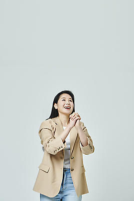 포토 JPG 스튜디오촬영 우먼라이프 응시 여자 회색배경 실내 한명 미소 상반신 20대 성인 앞모습 옆모습 한국인 깍지 손모으기 성인여자한명만 국내포토 1 라이프스타일 시선 뷰포인트 백그라운드 표정 사람 동양인 손짓 청년 내부 회색 여자한명만 성인여자만 파일형식