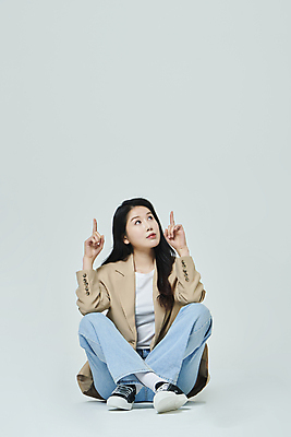 포토 JPG 스튜디오촬영 전신 우먼라이프 응시 여자 회색배경 실내 한명 앉기 20대 성인 앞모습 한국인 가리킴 성인여자한명만 국내포토 1 라이프스타일 시선 뷰포인트 백그라운드 모션 사람 동양인 손짓 청년 내부 회색 여자한명만 성인여자만 파일형식