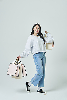 포토 JPG 스튜디오촬영 전신 우먼라이프 응시 여자 회색배경 실내 한명 서기 미소 들기 20대 성인 옆모습 쇼핑 쇼핑백 한국인 성인여자한명만 국내포토 1 라이프스타일 시선 뷰포인트 백그라운드 가방 모션 표정 사람 동양인 청년 내부 회색 여자한명만 성인여자만 파일형식