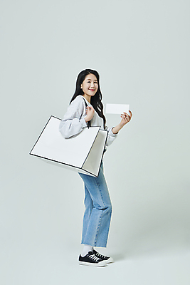 포토 JPG 스튜디오촬영 전신 우먼라이프 응시 여자 회색배경 실내 한명 서기 미소 들기 20대 성인 옆모습 쇼핑 쇼핑백 한국인 쿠폰 매기 성인여자한명만 국내포토 1 라이프스타일 시선 뷰포인트 백그라운드 가방 모션 표정 사람 동양인 청년 내부 회색 여자한명만 성인여자만 파일형식